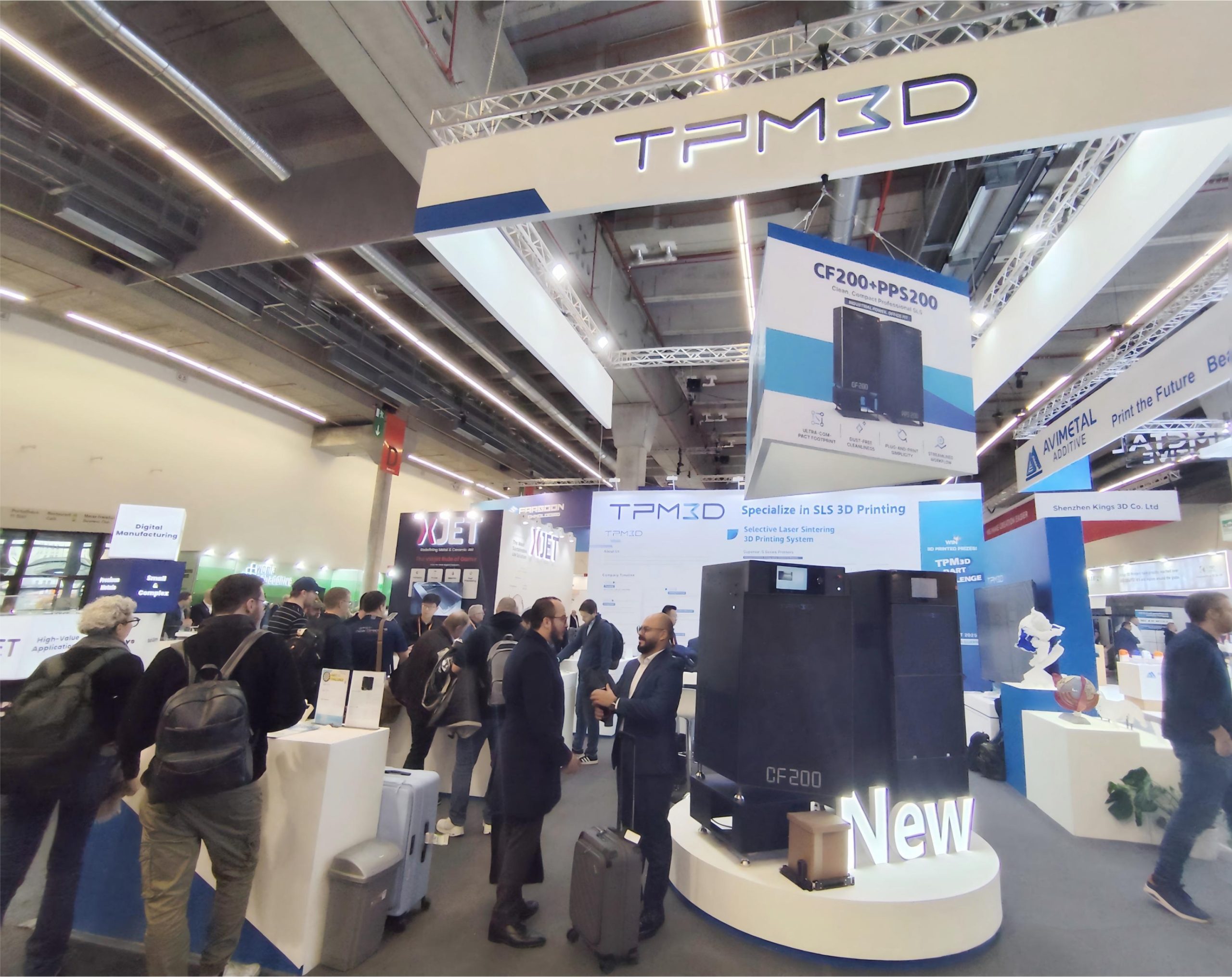 Visão aproximada da impressora 3D SLS TPM3D CF200 Compact Series em exposição na Formnext 2025.
