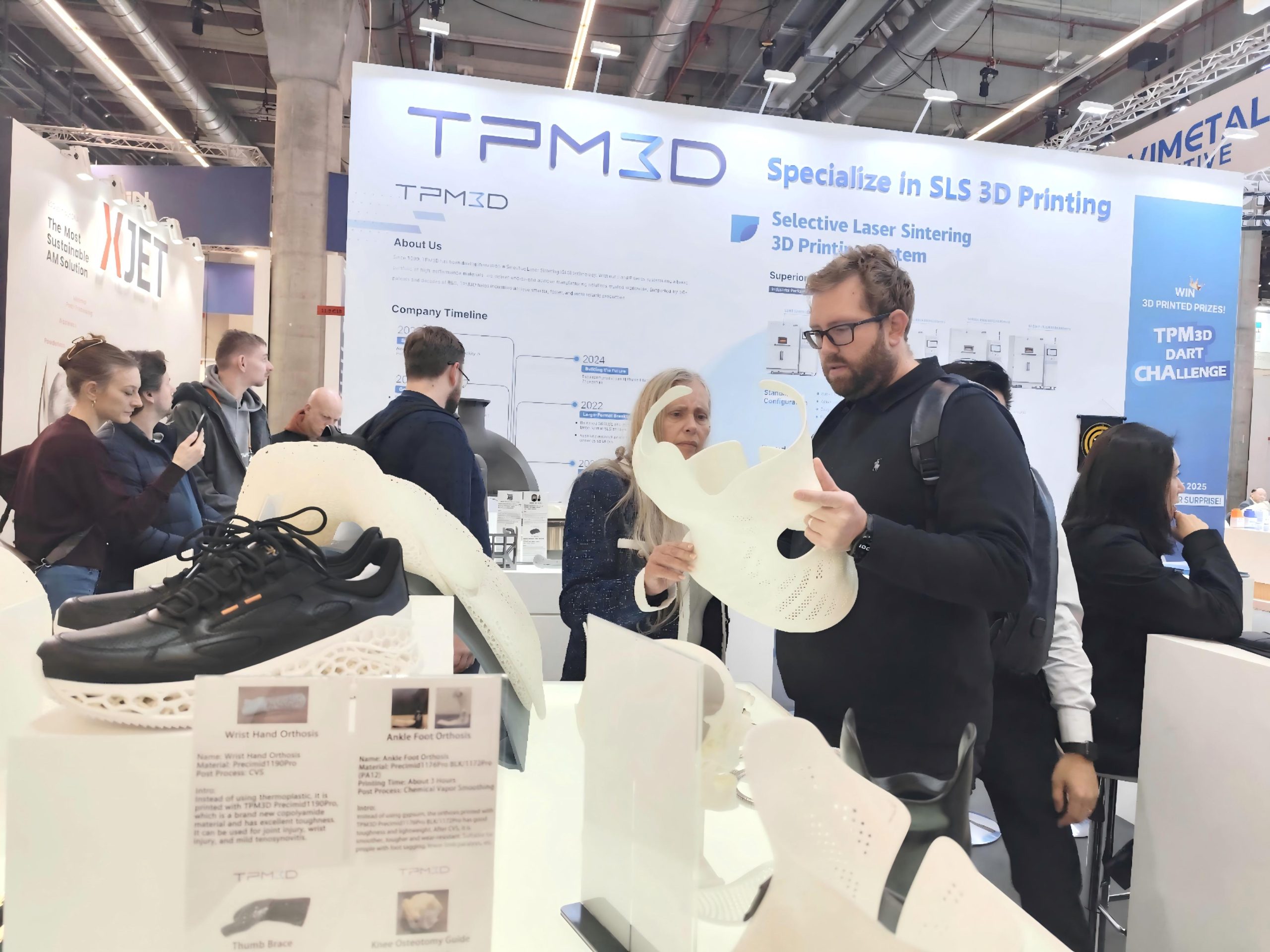 Dispositivos ortopédicos médicos impressos em 3D usando sistemas TPM3D SLS, incluindo coletes para escoliose e colar cervical.