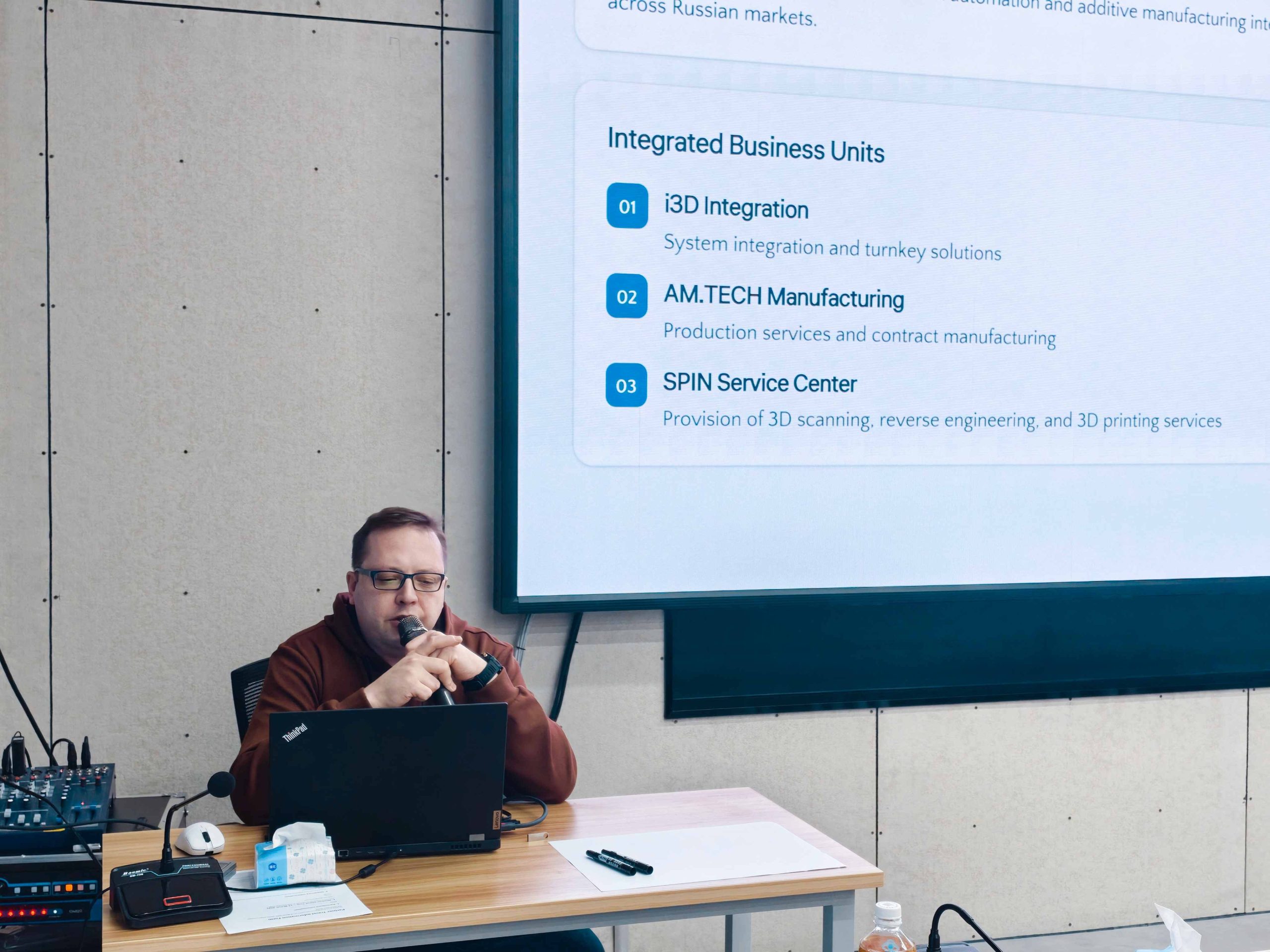 i3D presenting customer success stories using TPM3D SLS solutions at global partner conference